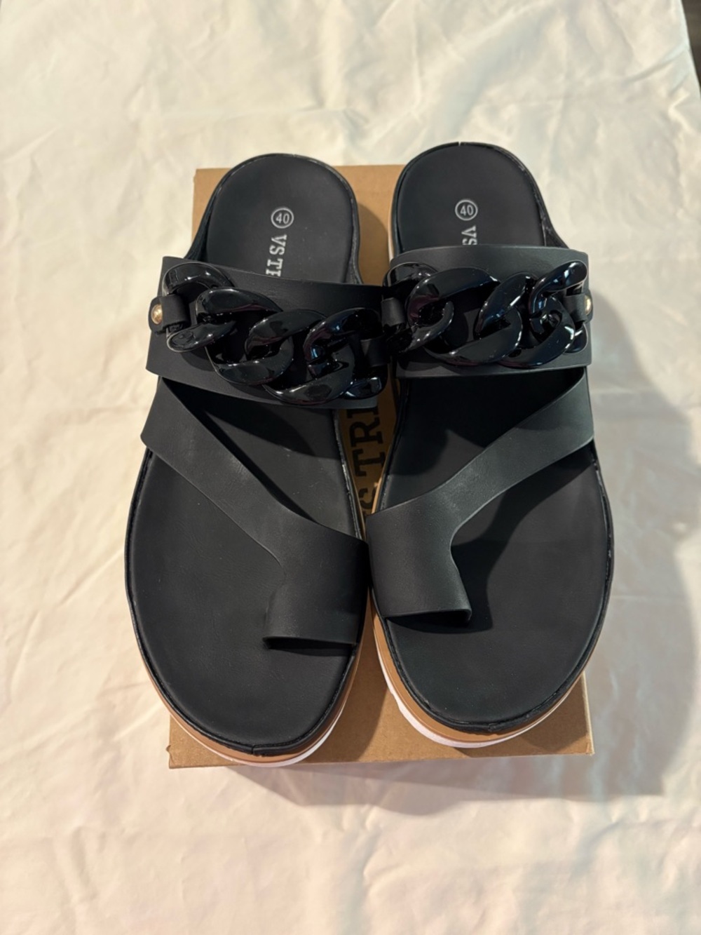 VS Treads NWT black sandals